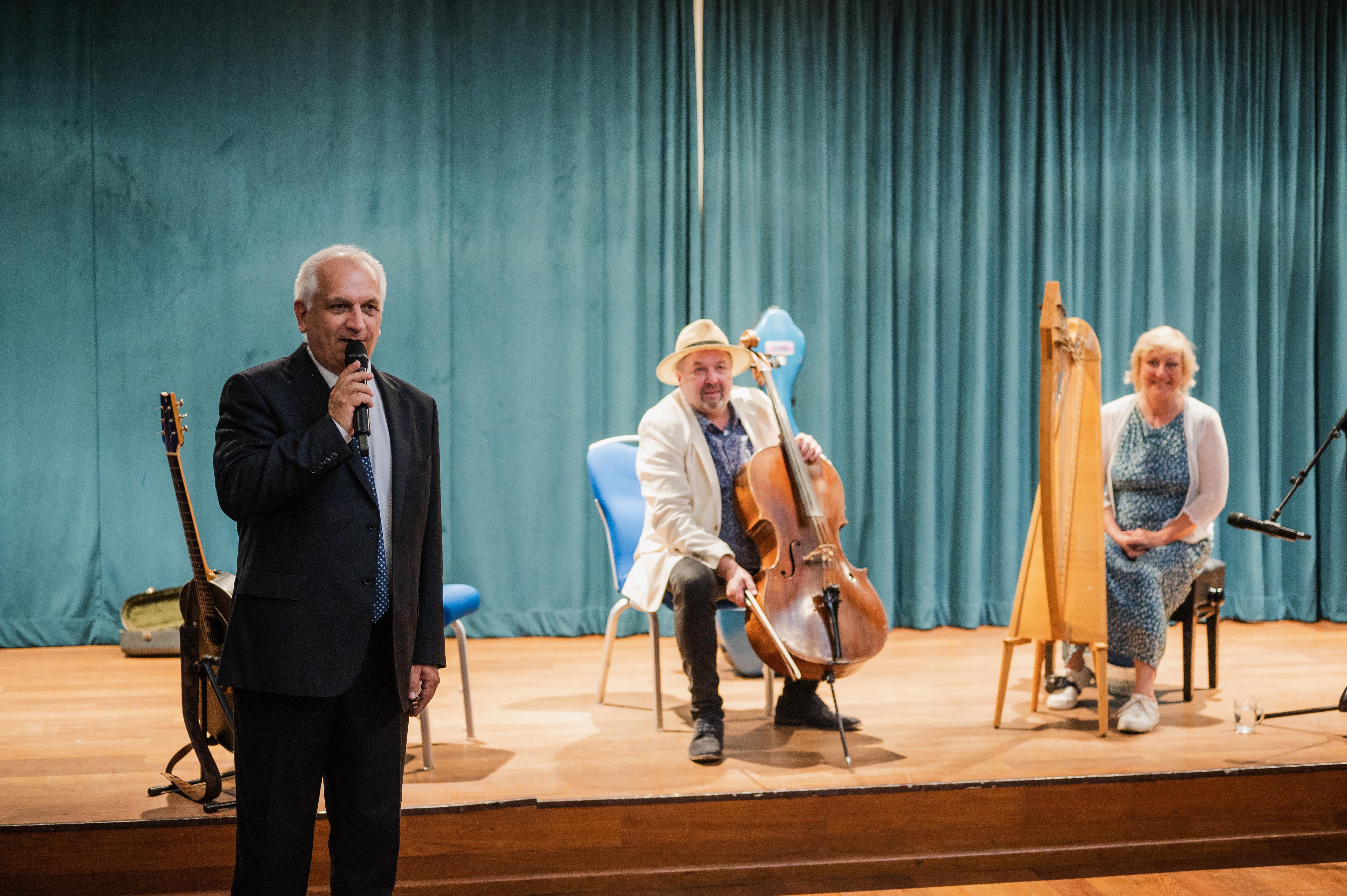 Hudební vystoupení kapely Duo Bárka uvádí moderátor konference Petr Bohuslav, který v rámci projektu působil jako lektor kurzů Manažerské dovednosti a Kultivace vztahů na pracovišti.