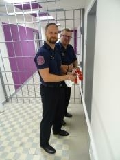 Ředitel věznice Tomáš Kubín se služebním zástupcem Danielem Vinklerem stříhají slavnostní pásku