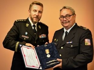 generální ředitel Petr Dohnal předává Ivanu Kadeřábkovi čestnou medaili